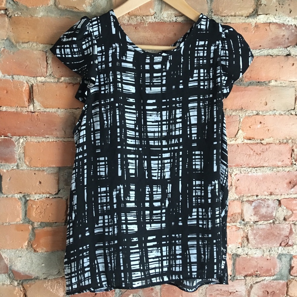 Worthington EUC Black and White blouse